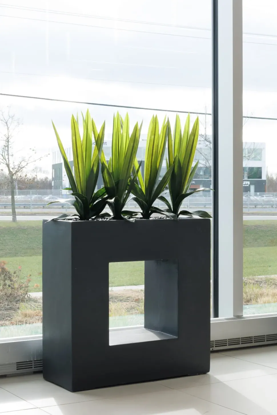 Bac moderne intérieur en fibre d’argile noir, 27 x 27″