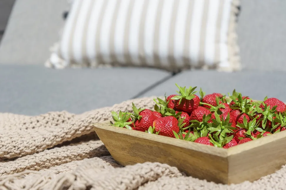 Bag of 24 artificial red strawberries, 1,5"