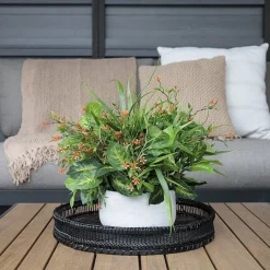 Centre de table extérieur avec fleurs orange et feuillage, 14 x 16″