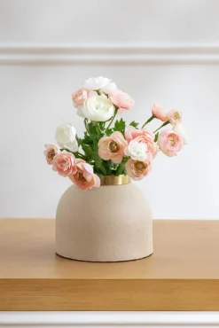 Cream iron vase with golden trim, 3,5 x 3,5