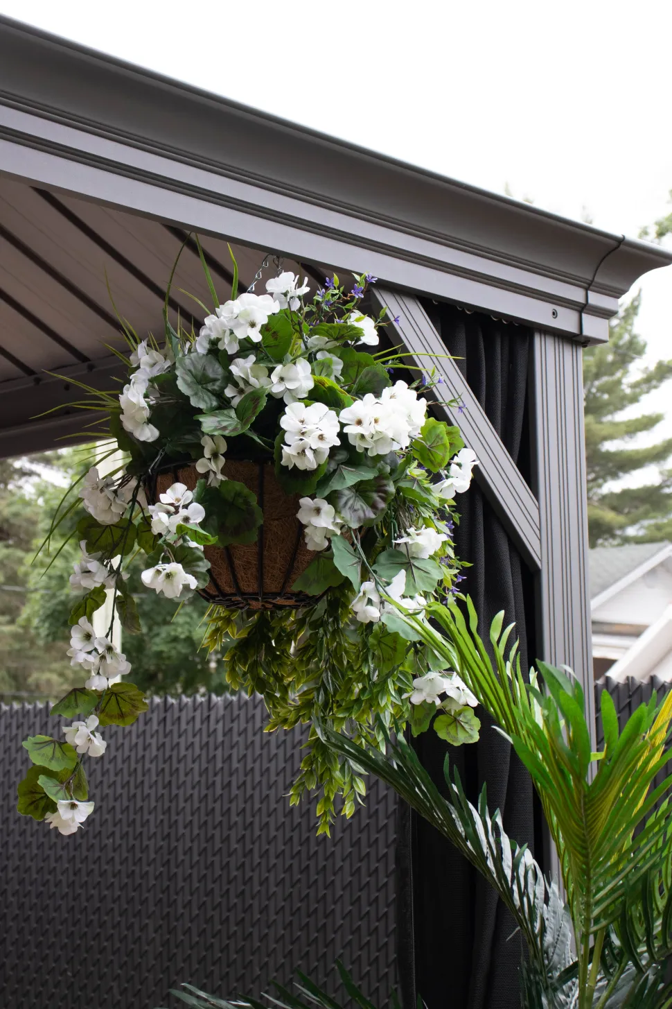 Exterior white geranium hanging bush, 35″