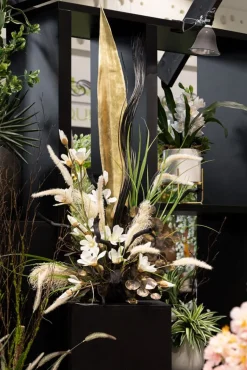 Gold leaf on metal stand, 47 x 11,5″