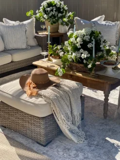 Géranium blanc en pot de culture noir, 28 x 20″