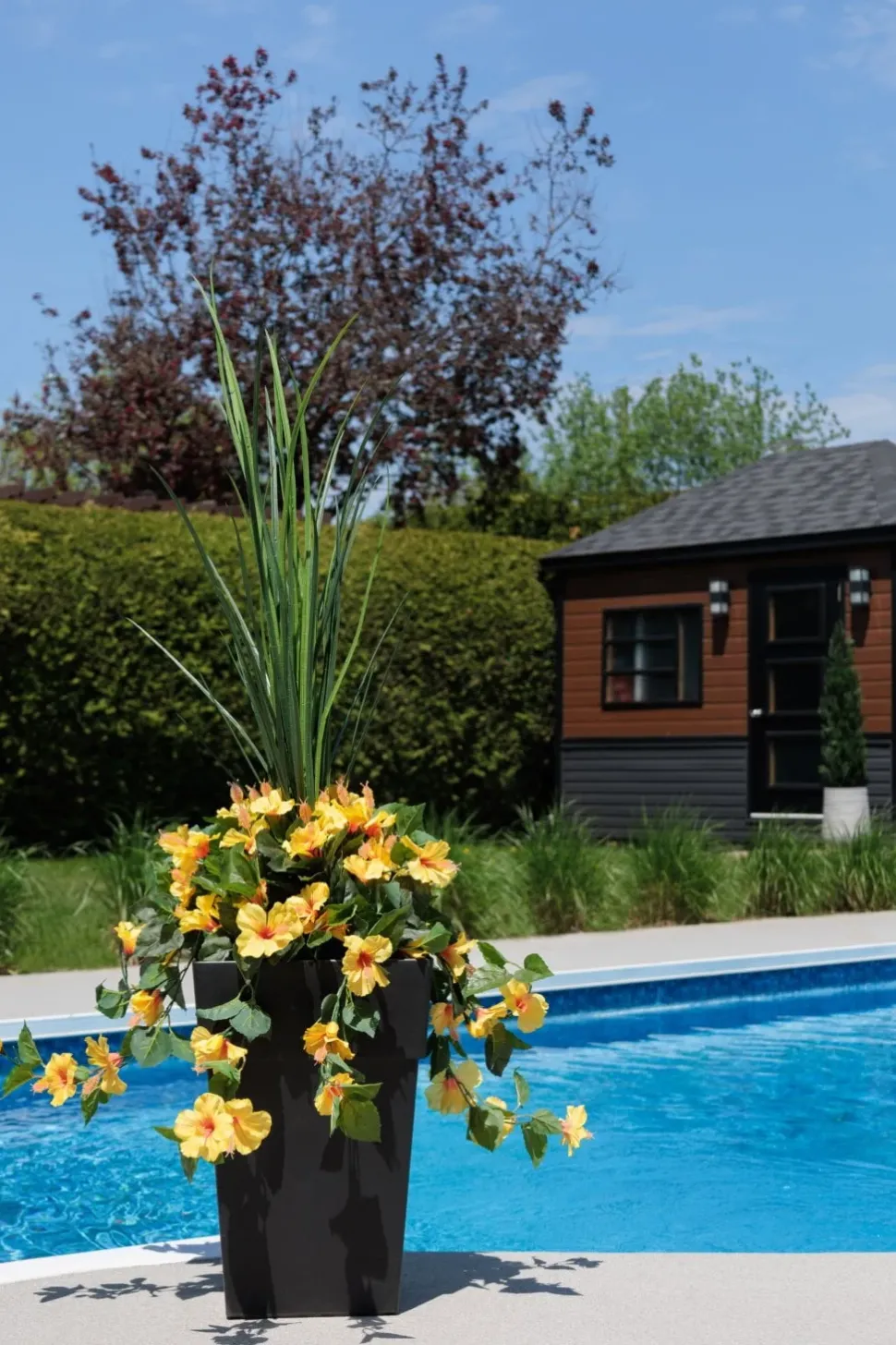 Jardinière extérieure d’hibiscus jaune artificiel, 50″