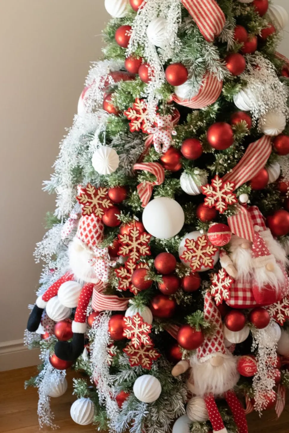 Red and white snowflake ornament, 6,5″