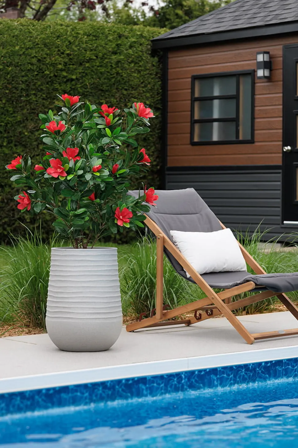 Rhododendron rouge artificiel en pot beige fini terrazzo gris, 52″