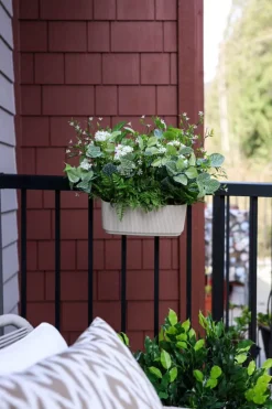 Ribbed plastic railing planter, 7,5 x 11,5"