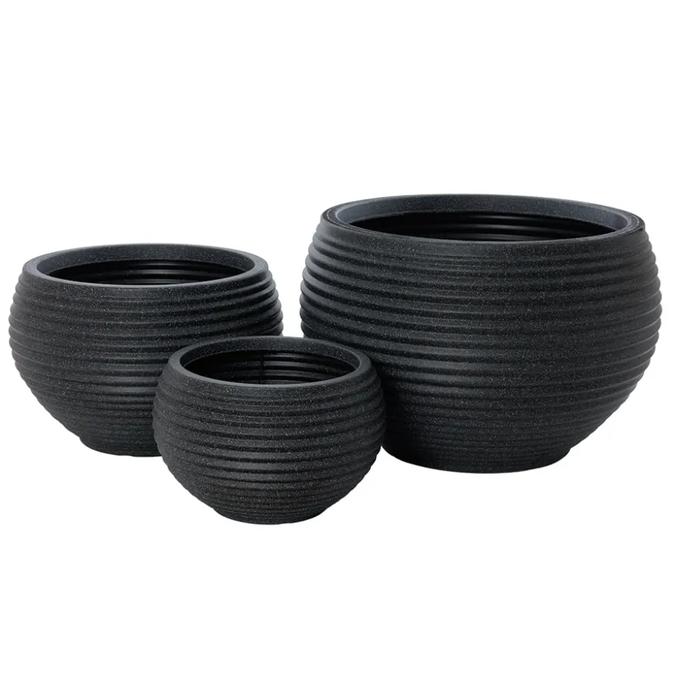 Round black recycled polypropylene planter