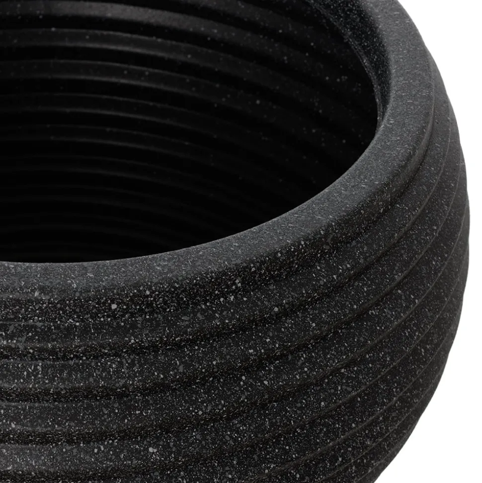 Round black recycled polypropylene planter