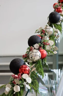 Shiny red Christmas ornaments, 4