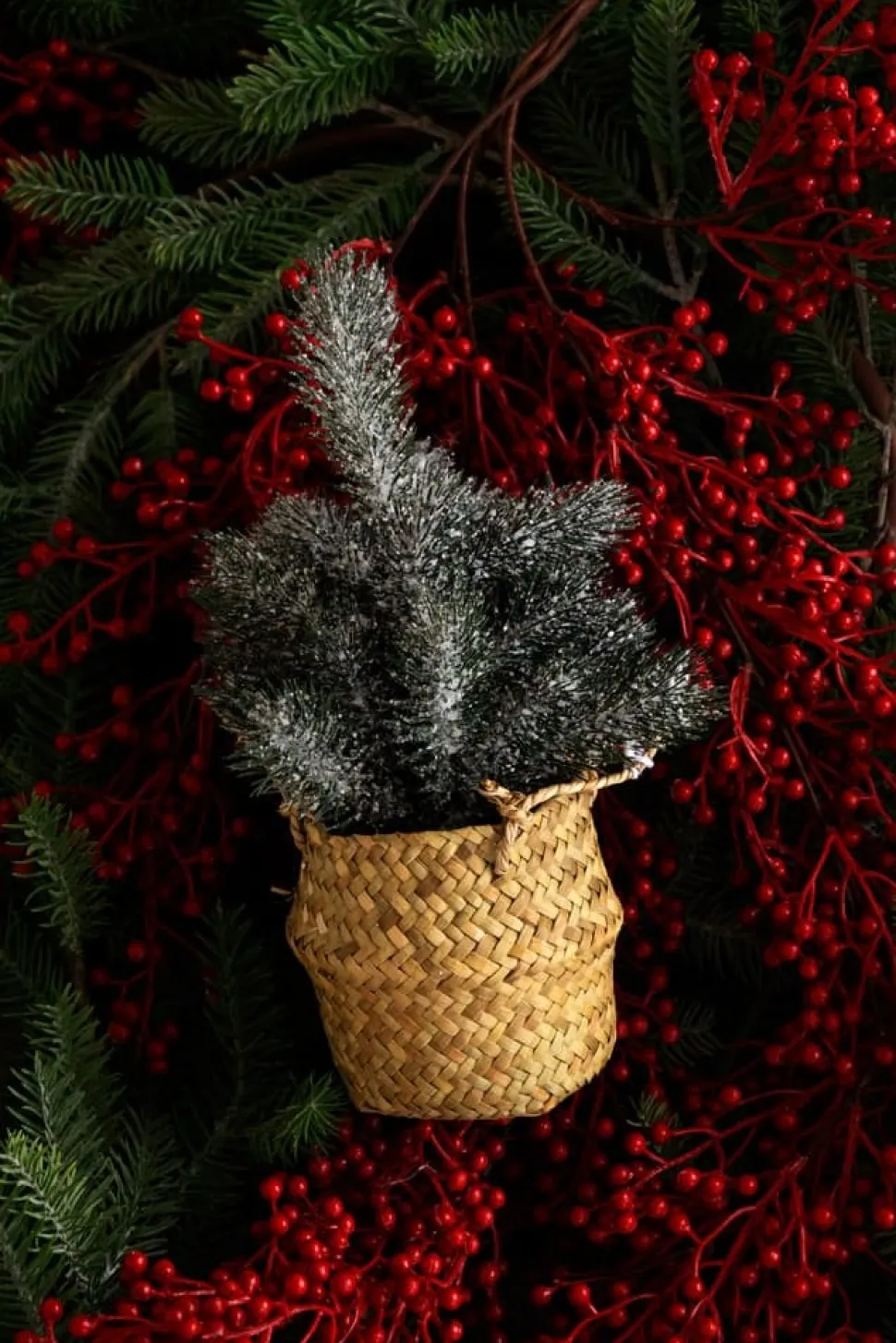 Small decorative Christmas tree in a basket, 9,5"