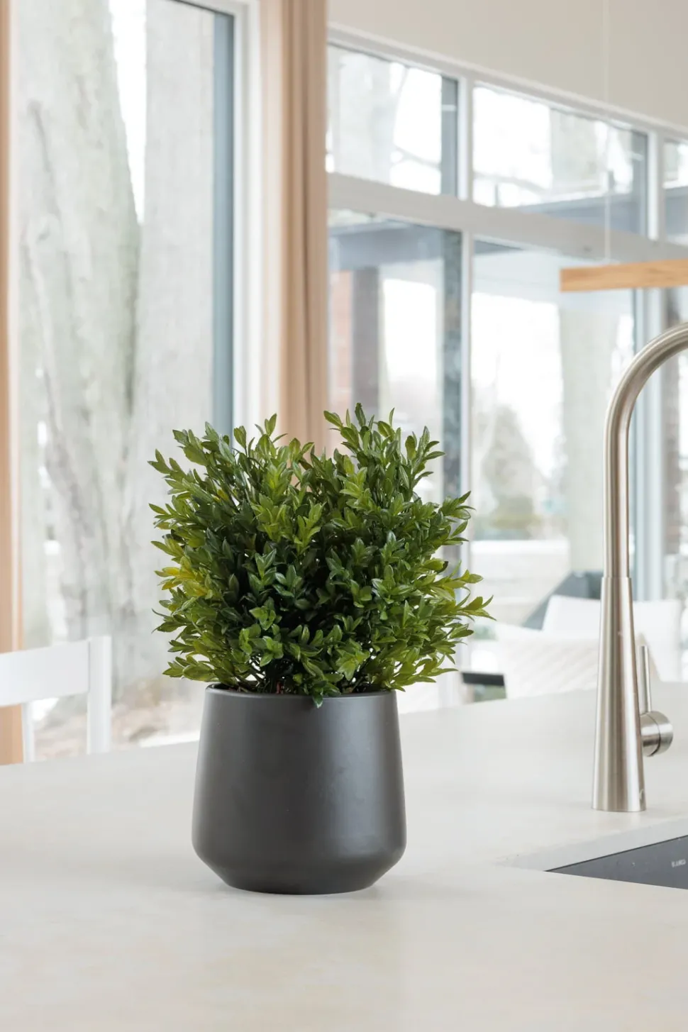 Small matte dark grey ceramic pot, 5,5 x 6"