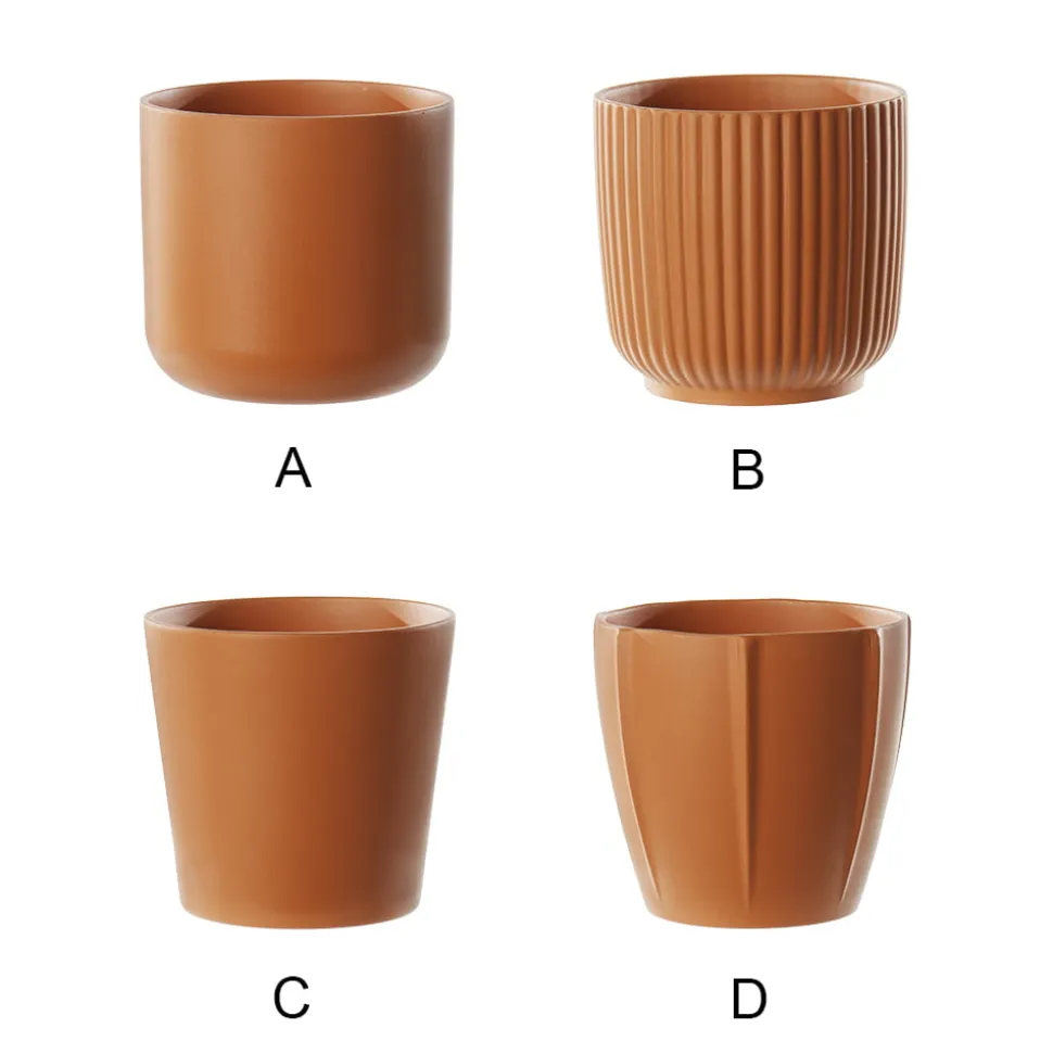 Small plastic flowerpot in terracotta color, 5 x 5"