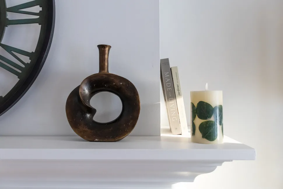 Vase donut noir, 11,5 x 9″