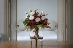 Vase en verre sur pied en métal industriel, 10 x 6,5″